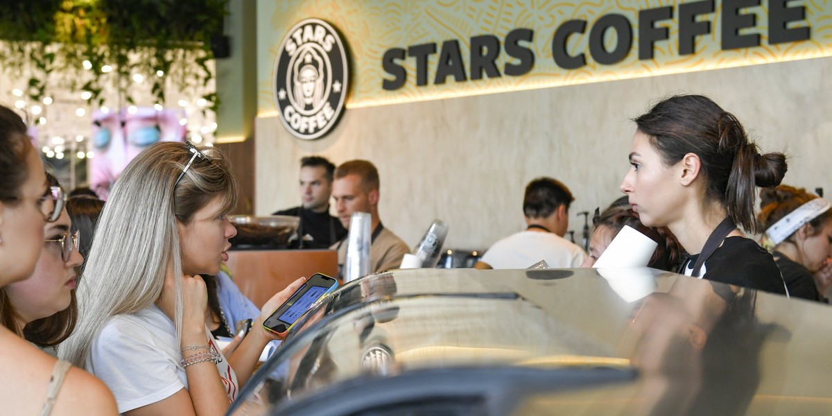 Stars Coffee sprzedaje frappuccino, pisze imiona na kubkach i ma logo podobne do Starbucksa.