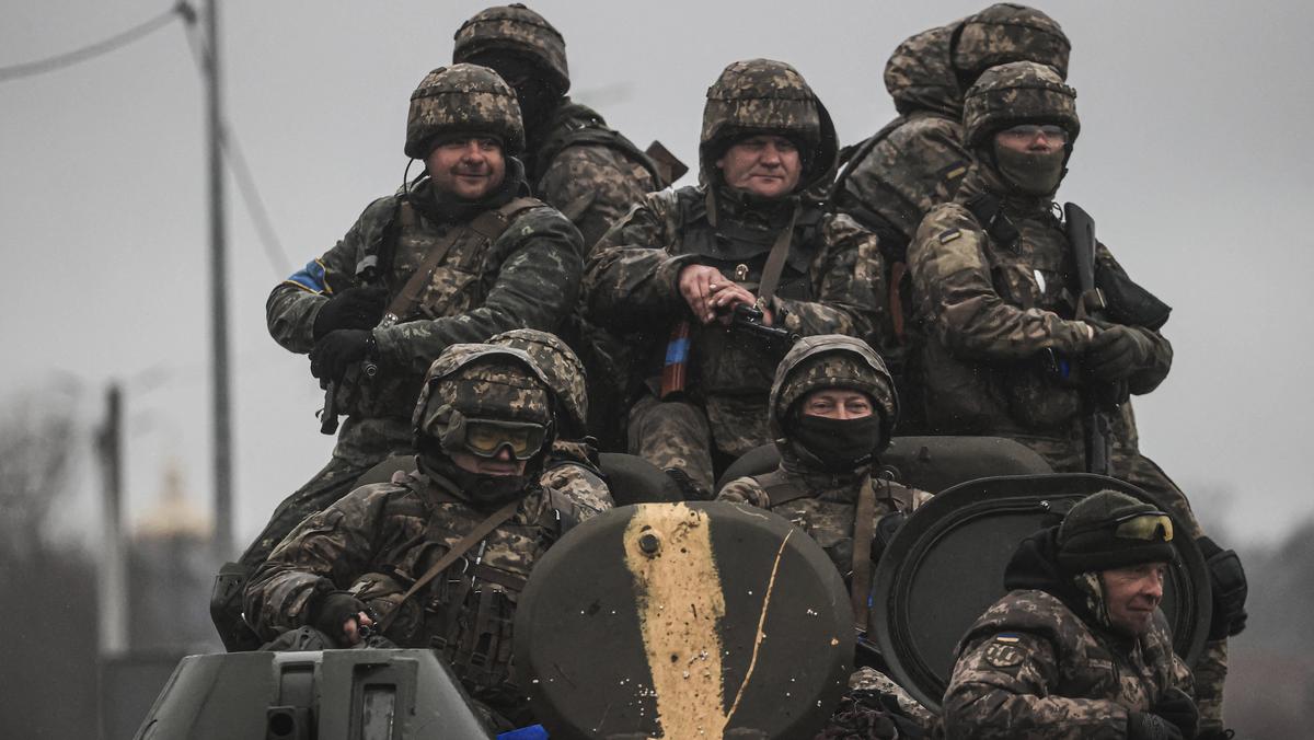 Patrol ukraińskich żołnierzy po odebraniu regionu Czernihowa od sił rosyjskich