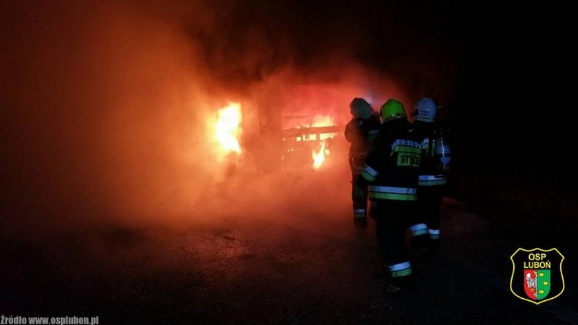 Autobus doszczętnie spłonął. Wiózł pasażerów