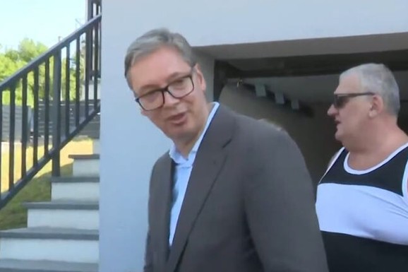 "IMAM TREMU" Vučić stigao u porodičnu kuću u Čipuljiću, pozvao sve meštane u goste: "Tu sam učio da radim kao klinac, igrali smo fudbal" (FOTO, VIDEO)