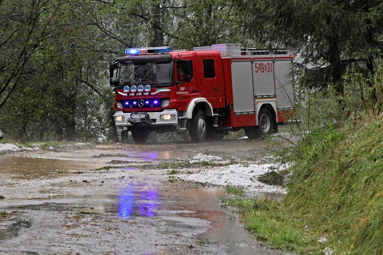 W Bukowinie Tatrzańskiej gwałtowna burza z gradem wyrządziła szkody głównie niszcząc samochody, drzewa owocowe i dachy pokryte eternitem