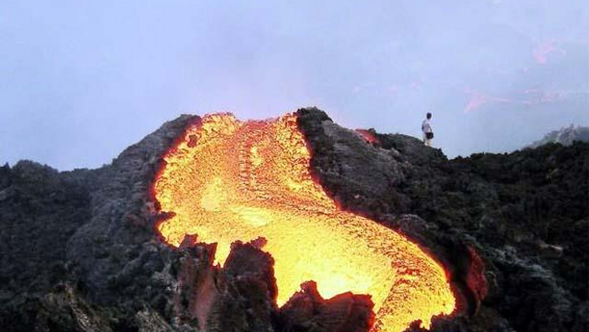 Po ponad rocznej przerwie obudził się sycylijski wulkan. Naukowcy nieoficjalnie przewidują, że nie będzie wielkiej erupcji Etny, ale spodziewają się wyrzutów pyłu wulkanicznego.