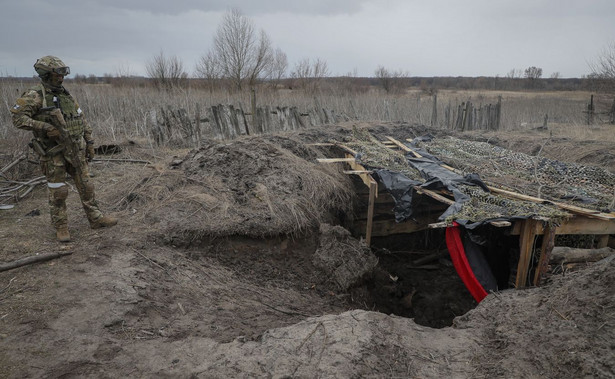 Rosyjscy żołnierze sprawdzają położenie ziemianki ukraińskiej armii we wsi Trokhizbenka