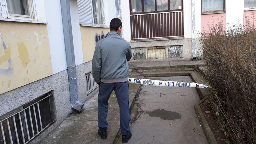 Devojka pala sa 10 metara visine na beton