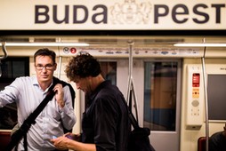 Gergely Karácsony, wówczas kandydat opozycji na burmistrza Budapesztu, w metrze, 29 sierpnia 2019 r