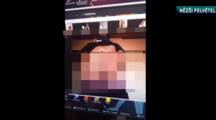 Az online évzáróban tűnt fel az arcát takaró, maszturbáló férfi, a diákok sokkot kaptak. /Fotó: RTL Klub
