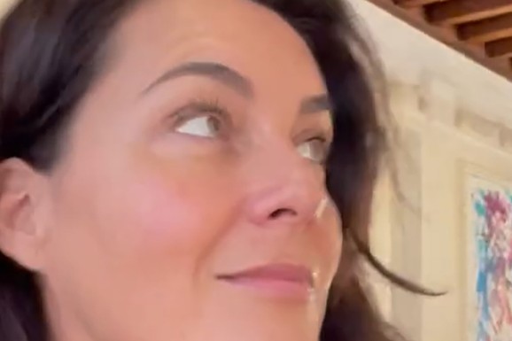 "Sigurno kažu VIDIŠ TI CRNKE, VISOKE, PRAVE ITALIJANKE" Marija Kilibarda otišla iz Srbije, pa se snimala u prirodnom izdanju: Voditeljka očarala sve (VIDEO)