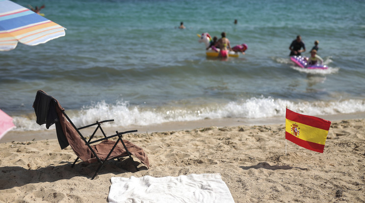 Strandolók egy Palma de Mallorca-i tengerparton 2020. július 26-án. / Fotó: MTI/AP/Joan Mateu