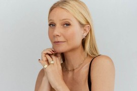 SIMPTOMI MENOPAUZE se otrgli kontroli, Gvinet Paltrou (52) pokušala da ih "IZLEČI" ALKOHOLOM - evo šta o tome misli poznata doktorka