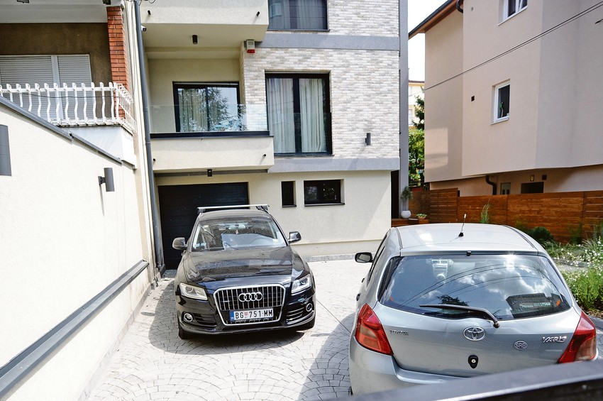 Umesto na vozilo člana bande "Pink panter", napadač bombu bacio na "audi" u vlasništvu bivšeg košarkaša Vukašina - Vuleta Avdalovića u beogradskom naselju Čukarica