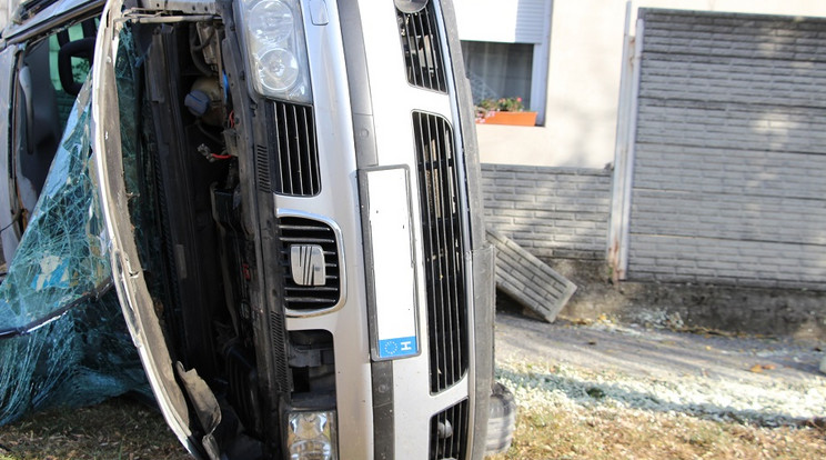 A sofőr és egyik utasa megsérült /Fotó: police.hu