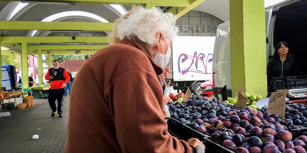 Instytut Emerytalny zrobił wyliczenia przyszłych emerytur Polaków w trzech różnych wariantach. Jeśli się nic nie zmieni w systemie, czekają nas głodowe świadczenia - ostrzegają eksperci Instytutu. 