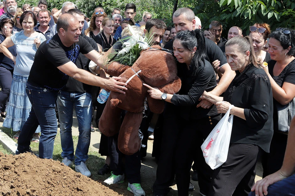 Majka preminulog dečaka grcala je u suzama spuštajući plišanog medu u grob