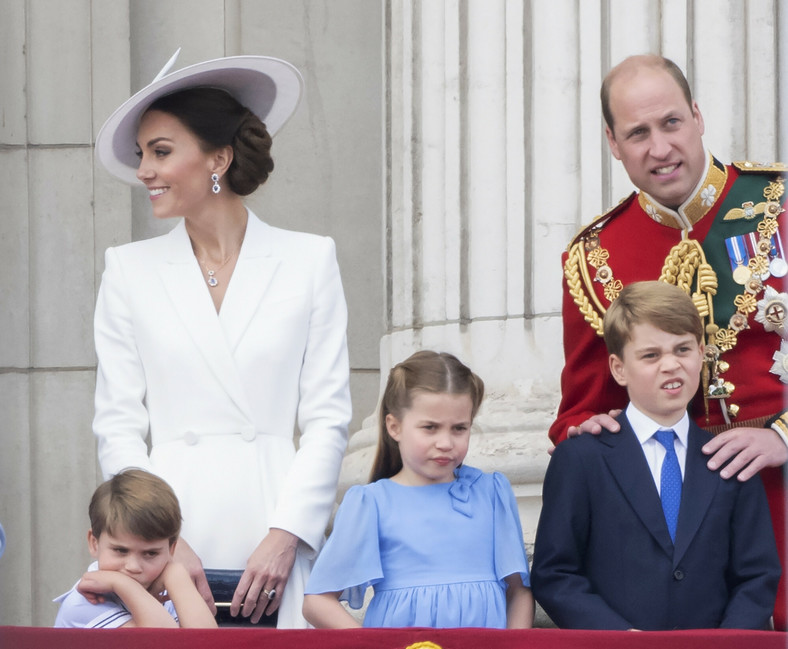 Kate z Williamem i dziećmi świętują jubileusz królowej