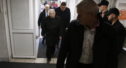 "Tam jest koniec". Kaczyński dostał w kolejce bolesną lekcję pokory. Film niesie się po sieci