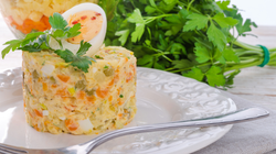 Sałatka wyjdzie pyszna jak nigdy. Trik, który idealnie podkręca smak