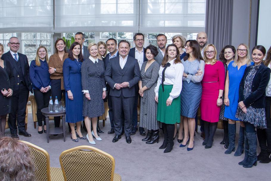 11 prezesów międzynarodowych firm w Polsce w ramach Klubu Male Champions of Change podjęło się zwiększeniu liczby kobiet na wysokich stanowiskach, likwidacji luki płacowej i wprowadzanie narzędzi sprzyjających lepszemu wykorzystaniu talentów obu płci