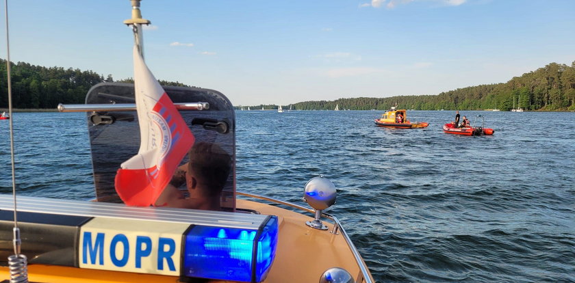 Dramat na jeziorze Bełdany. 32-latek skoczył z jachtu do wody. Ratownicy zakończyli akcję i wydali komunikat
