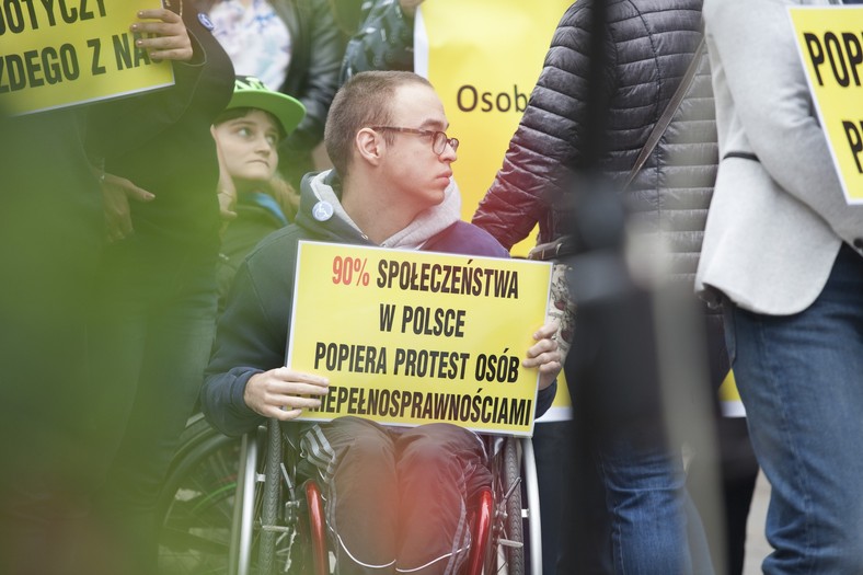 Protest osób niepełnosprawnych i ich opiekunów.