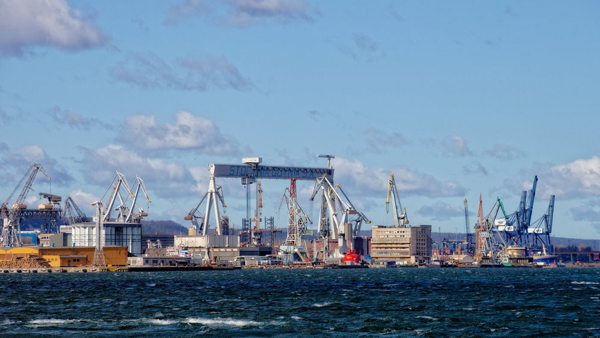 Przebudowa Nabrzeża Rumuńskiego oraz intermodalnego terminalu kolejowego w porcie w Gdyni ma zwiększyć możliwości przeładunkowe portu oraz jego konkurencyjność w rejonie Morza Bałtyckiego. Wartość obu inwestycji to ponad 131 mln zł, z czego 69 mln pochodziło z UE.