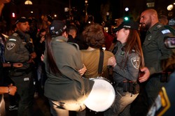 Protest przed salonem fryzjerskim w Izraelu. Premier Netanjahu oburzony "atakiem" na żonę