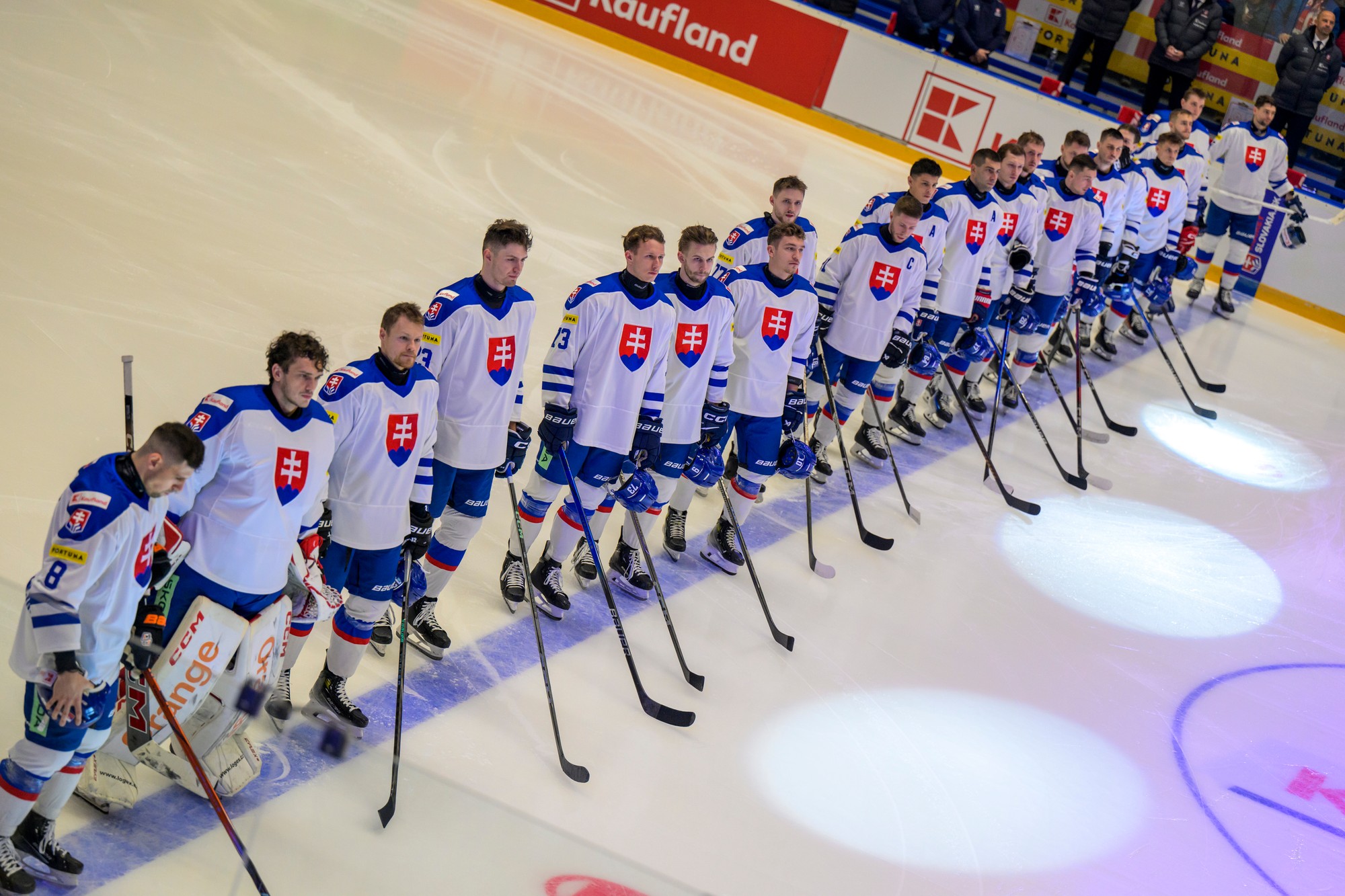Slovenskí hokejoví reprezentanti pred zápasom s Lotyšskom.
