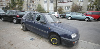 Tysiące wraków blokują parkingi! Kto za to zapłaci?