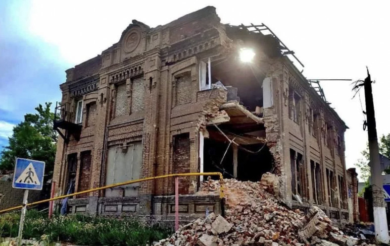 Zniszczona przez rosyjski ostrzał synagoga w Mariupolu
