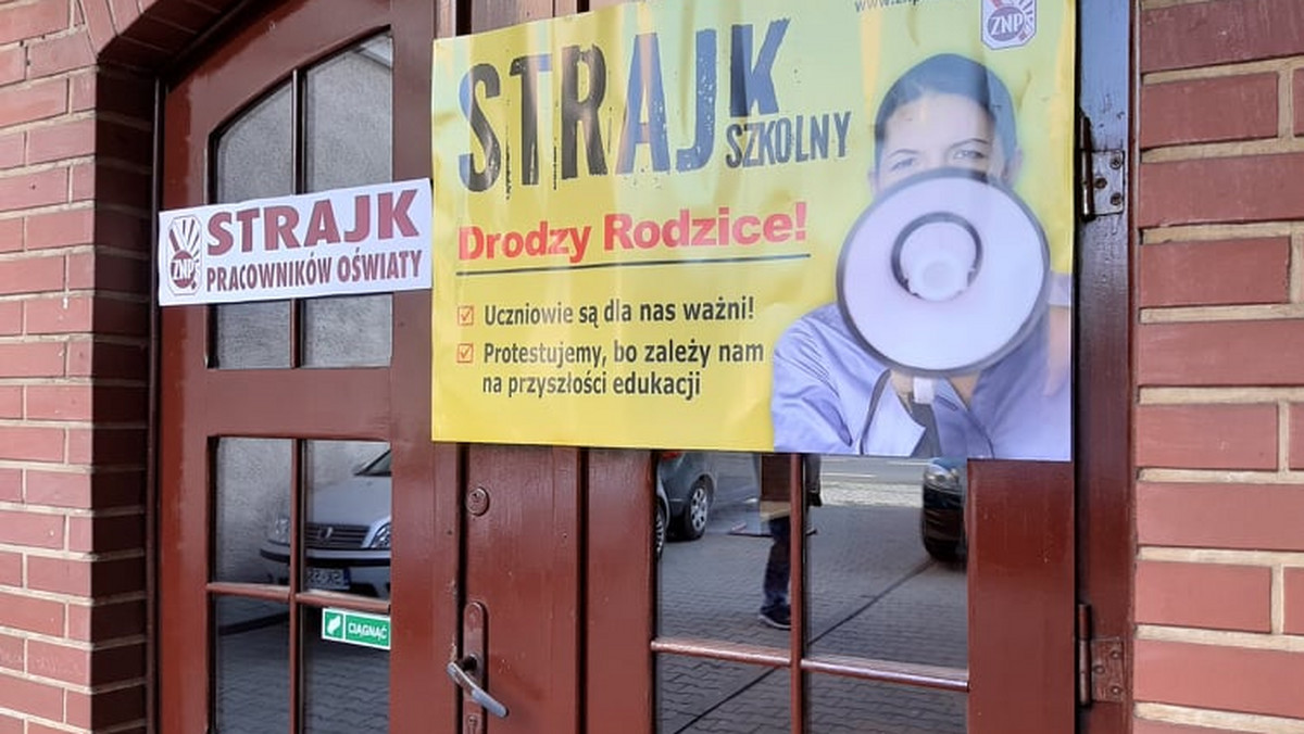 Strajk nauczycieli. Listy do redakcji. "Nauczyciele nie są w stanie uzyskać etatu w 3-4 szkołach"