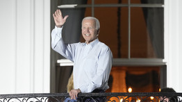 Joe Bidennek ezúttal a súgógéppel gyűlt meg baja: itt a kínos felvétel