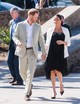 Meghan egy finom, pliszírozott fekete, térdig érő, ujjatlan ruhában lépett a nyilvánosság elé Marokkóban, amit egy fehér blézerrel és fekete nyitott hátú magas sarkúval viselt.