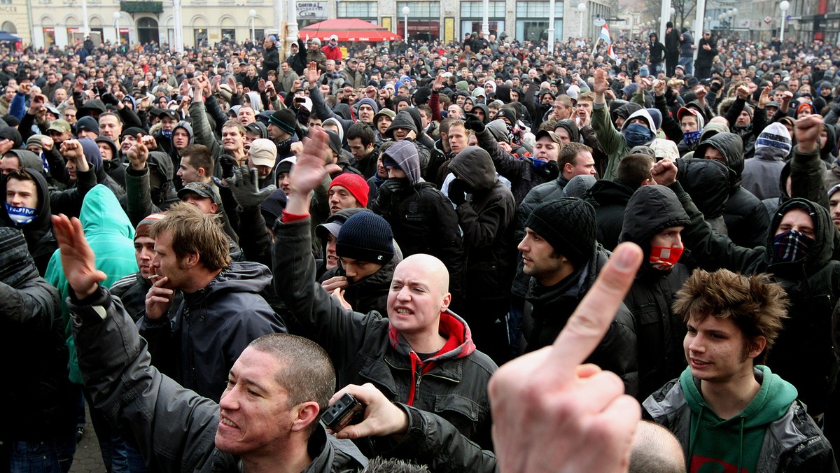 Po sobotnich demonstracjach antyrządowych w Zagrzebiu i towarzyszących im starciach w areszcie przebywają 52 osoby - poinformowała chorwacka policja. 36 osób zatrzymano za atak na policjantów, a pozostałe za naruszenie porządku publicznego.