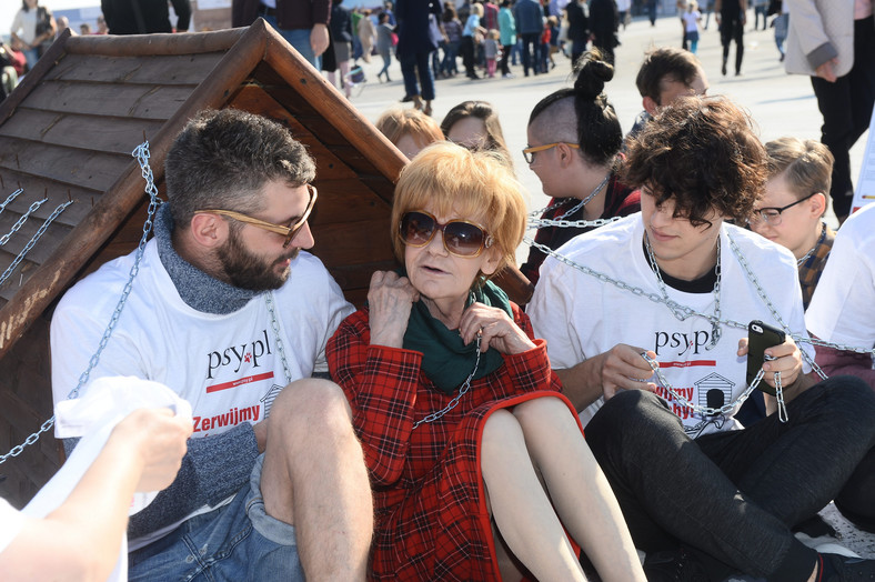 Maria Czubaszek podczas akcji "Zerwijmy Łańcuchy" na Placu Zamkowym w Warszawie
