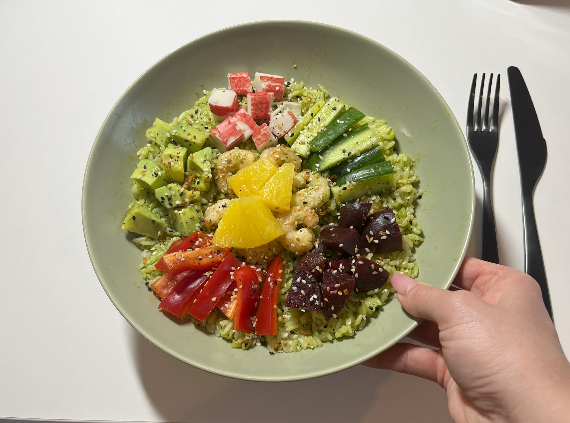 Jarná poké bowl s medvedím cesnakom a krevetami.