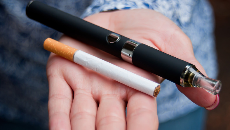 O tym, że papierosy elektroniczne są mniejszym złem, mówi się już od jakiegoś czasu. Po kilkuletnich badaniach prowadzonych przez naukowców na całym świecie Wielka Brytania, Kanada i Nowa Zelandia jednogłośnie rekomendują e-papierosy nałogowym palaczom. 