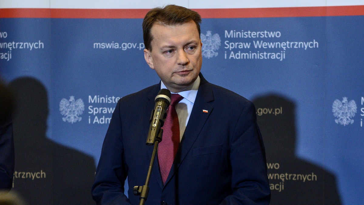 - Przerywanie kolumny samochodów uprzywilejowanych jest naruszeniem prawa, kierowca seicento złamał prawo - ocenił szef MSWiA Mariusz Błaszczak. Minister zaznaczył też, że wiele trzeba zmienić w BOR i te zmiany już następują.