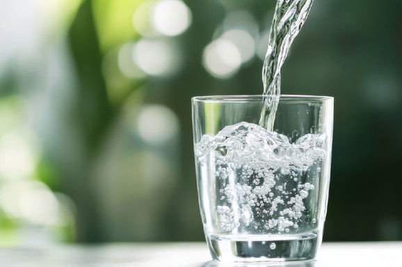 Kada je najbolje piti vodu u toku dana: Pre spavanja ili ujutro, pre, tokom ili posle jela i vežbanja