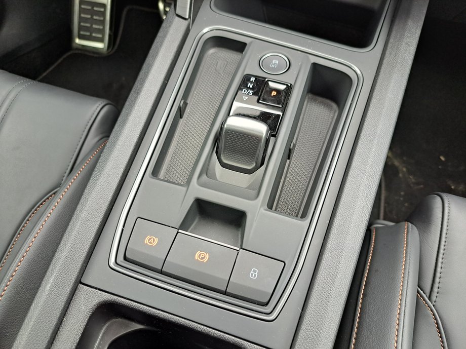 The Cupra Leon VZ has a 7-speed DSG gearbox as standard.  The drive mode selector lever has been lowered to make room on the center console.