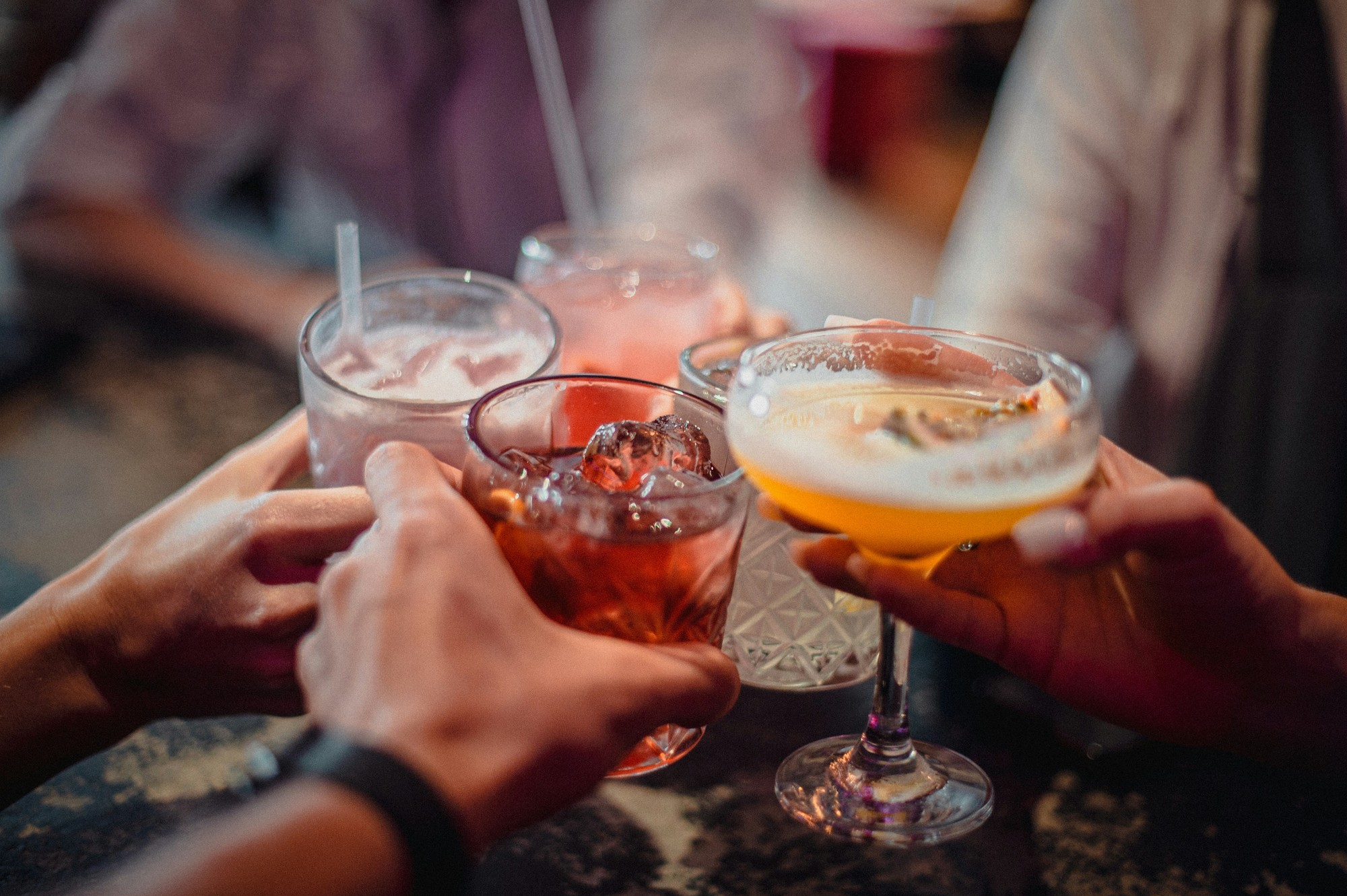 Nadmerná konzumácia alkoholu môže výrazne spomaliť chudnutie, zvyšovať chuť do jedla a podporovať ukladanie tuku v oblasti brucha.