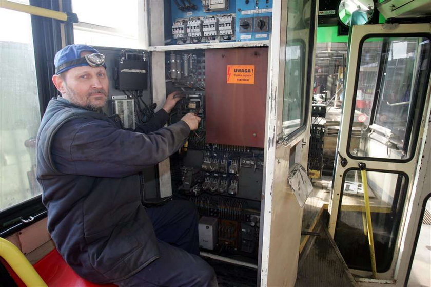 FAKT NA ISNPEKCJI TRAMWAJU W HALI NAPRAWCZEJ ZARZADU KOMUNIKACJI MIEJSKIEJ ZKM