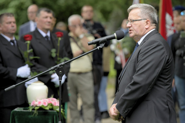 Były prezydent Bronisław Komorowski przemawia podczas uroczystości pogrzebowych Olgi Krzyżanowskiej na Cmentarzu Srebrzysko w Gdańsku.