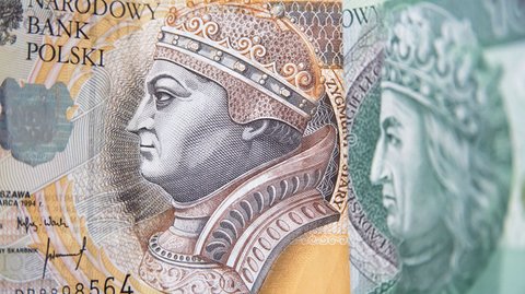 Choć w czasie kampanii wyborczej premier Mateusz Morawiecki zapewniał, że &quot;prezydent Andrzej Duda jest gwarantem braku podwyżek podatków&quot;, rzeczywistość ma się zgoła odmiennie. Czekają nas nowe podatki, podwyżki podatków już istniejących oraz rządowe przyzwolenie na wzrost tzw. opłat lokalnych.