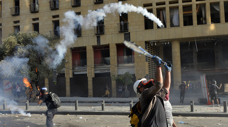 Kormányellenes tüntetés Bejrútban / Fotó: MTI-EPA
