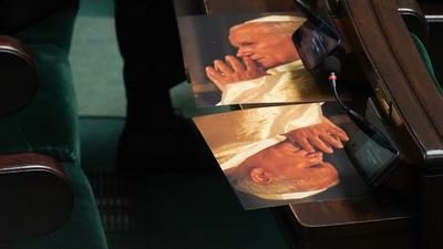 9 marca Sejm debatował nad uchwałą w obronie dobrego imienia Jana Pawła II