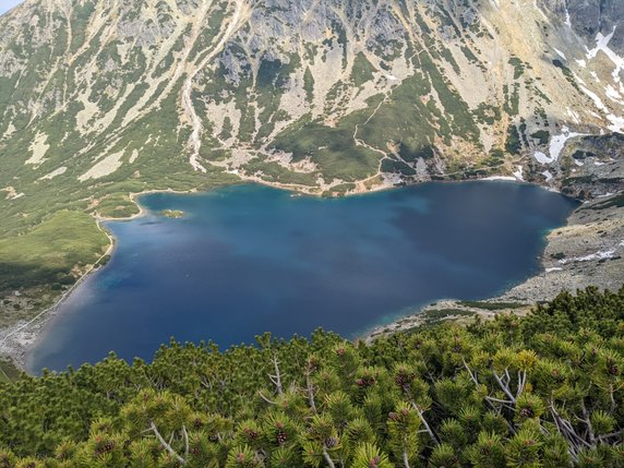 Czarny Staw Gąsienicowy widziany ze szlaku na Karb. Czerwiec 2022. 