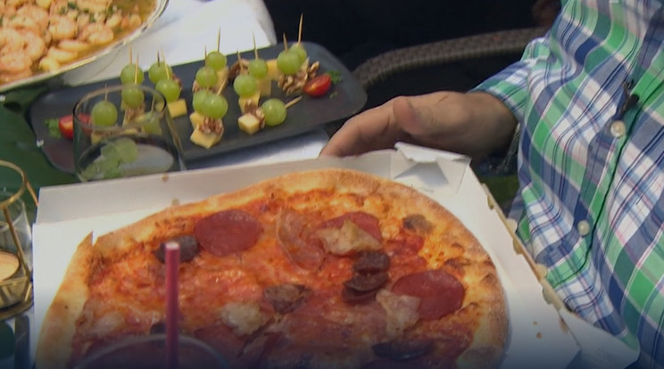 Rendelt pizzát szolgált fel L.L. Junior, Zámbó Árpynak, a Hal a tortán főzőműsorában, / Fotó: TV2
