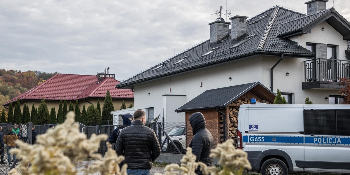  43-latek brutalnie zabił ostrym narzędziem żonę Katarzynę († 41l.) i dwie córeczki († 3l. oraz † 6l.). Później popełnił samobójstwo.