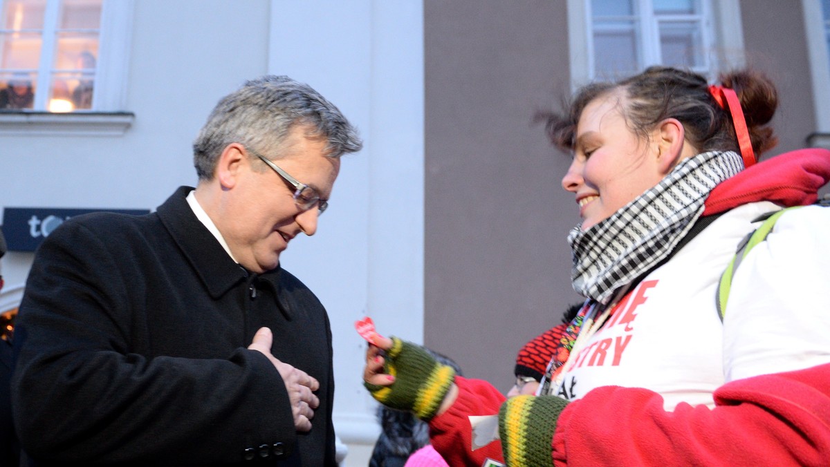 Wielka Orkiestra Świątecznej Pomocy co roku gra, by Polska była coraz lepsza - powiedział prezydent Bronisław Komorowski, wrzucając pieniądze do puszki wolontariuszy na warszawskim Starym Mieście. W niedzielę odbywa się 23. Finał WOŚP.