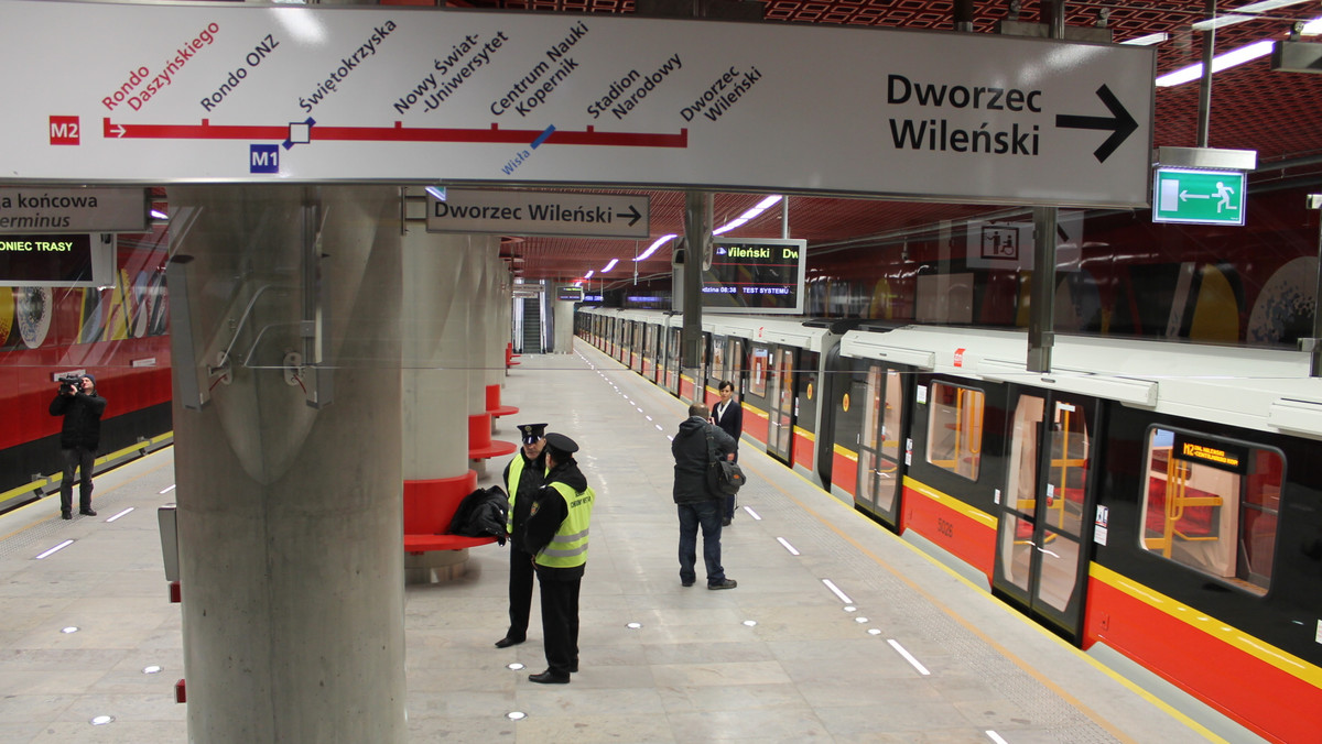 Do tragicznego wypadku doszło dziś w II linii metra w Warszawie. Na stacji Rondo ONZ mężczyzna wpadł pod jadący pociąg. Po kilkunastu minutach zmarł. Stacja została zamknięta dla pasażerów. Akcja służb, oględziny miejsca zdarzenia i związane z tym utrudnienia trwały blisko pięć godzin. Normalny ruch został przywrócony dopiero około godz. 21.30.