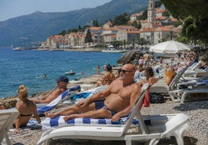 Turista na plaži - ilustracija